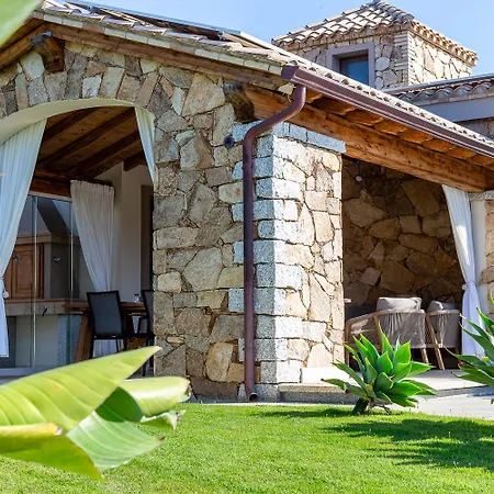 Domus Lory Cala Sinzias With Swimming Pool 카스티아다스