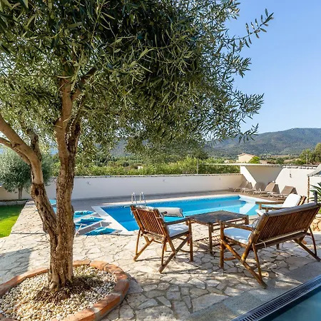 Domus Lory Cala Sinzias With Swimming Pool 카스티아다스